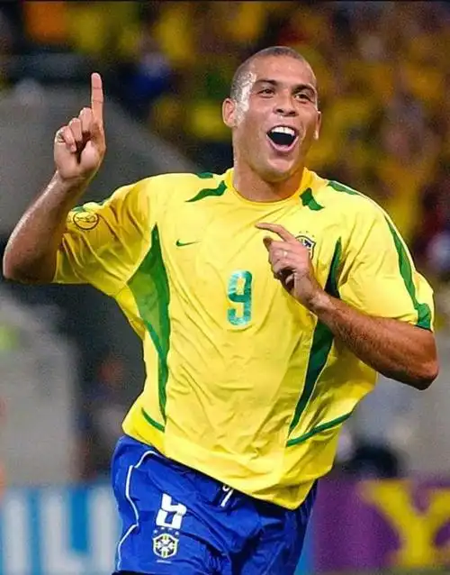 当然,除了c罗外,还有一位罗纳尔多也是一位足球王者,他用高超的球技