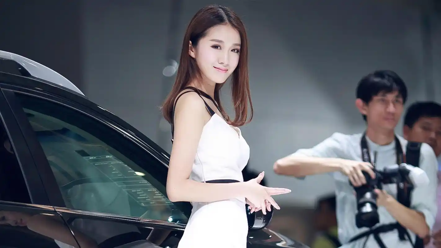 清新性感美女车模高清桌面壁纸