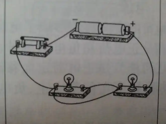 请大家帮忙看一下这个实物连接图连的对吗?如不对,请加以说明
