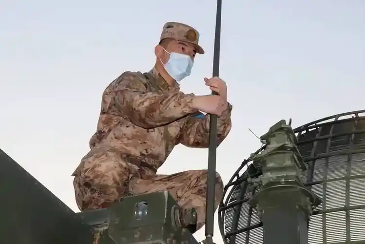 帅又一款21式军装正式换装一线部队