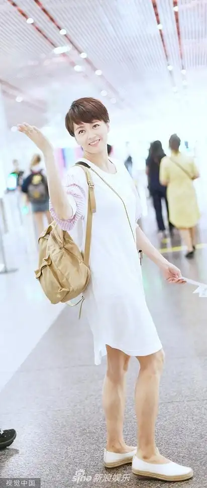 43岁梁咏琪穿白裙温婉迷人标志短发露甜美微笑气质好