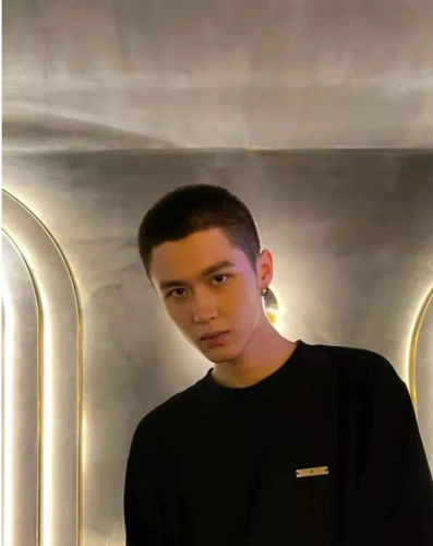 清爽帅气免打理的发型非短寸头莫属.