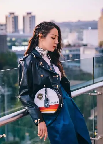 1 / 8 前往韩国参加席路易威登首尔女装秀的迪丽热巴,最新时尚街拍