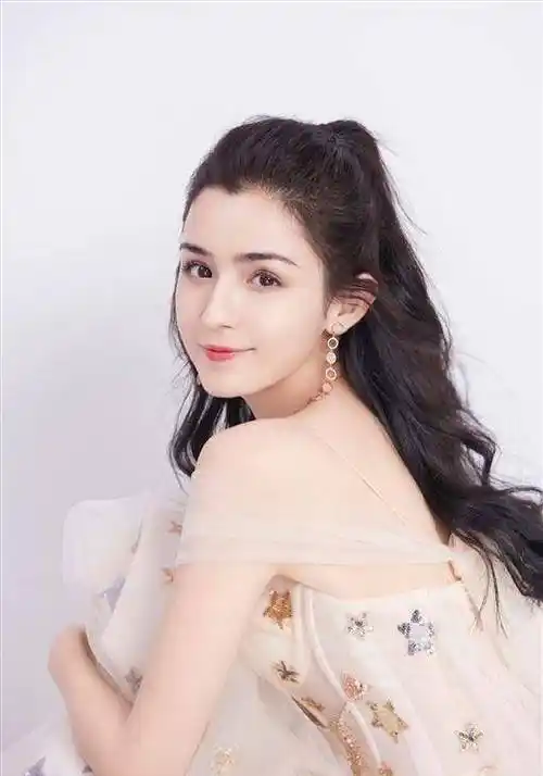 新疆四大美女中,迪丽热巴惨败,被23岁哈妮克孜给挤下_深圳热线