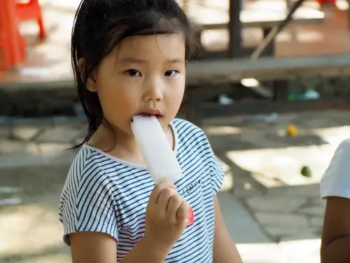 夏天里吃雪糕的小姑娘