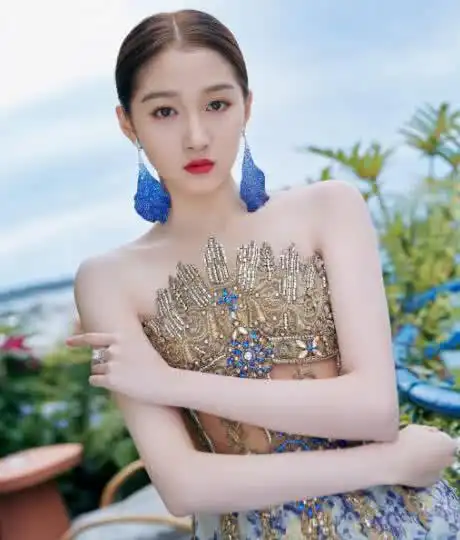 关晓彤的手机壳火了!看到背面的文字,网友:鹿晗知道吗?