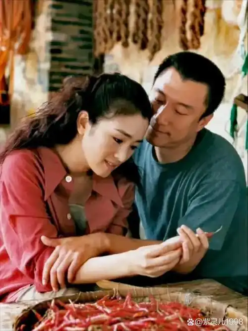 2002年,巩俐和孙红雷合作了电影《周渔的火车》.