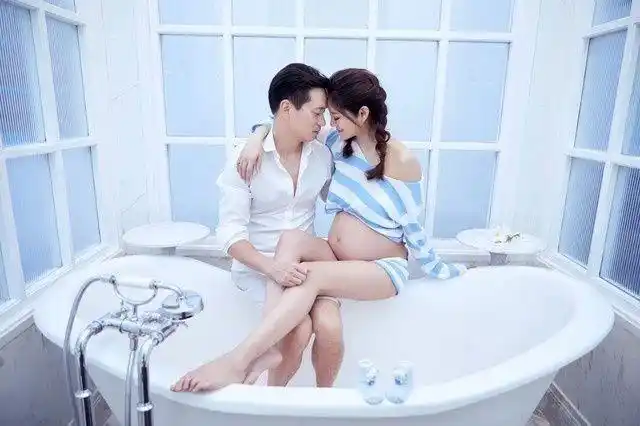 39岁安以轩公布怀孕8月写真与老公甜蜜出镜造型唯美浪漫