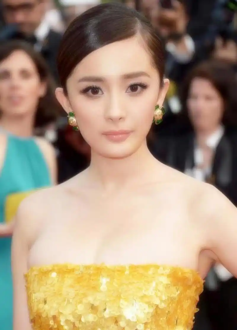 娱乐报道 考古学家杨幂首次参加戛纳红毯,这件衣服不合身【左封面】