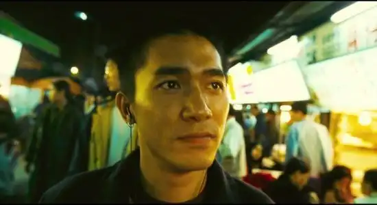 是《春光乍泄》中细腻温柔,却喜欢生闷气的黎耀辉