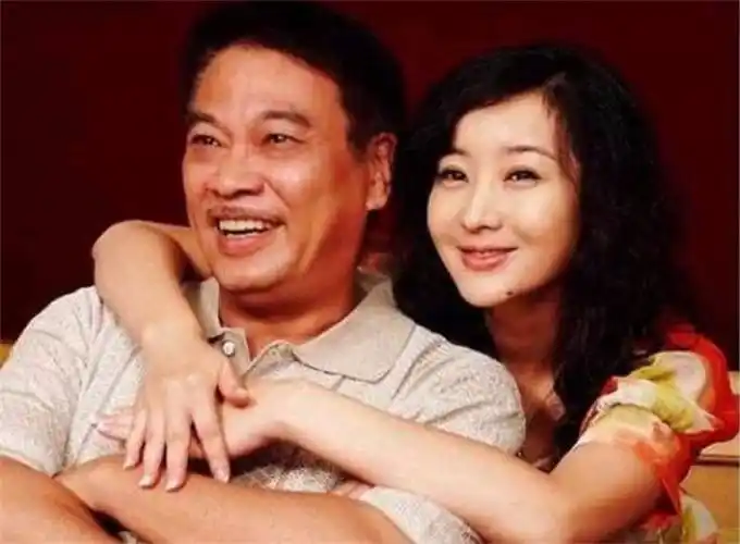 吴孟达情路坎坷有过三个老婆吴孟达竟脚踏三条船
