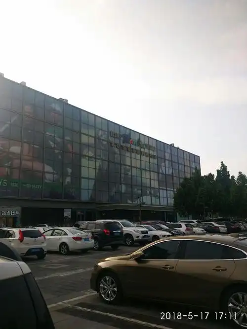 华联万柳购物中心地理位置极佳,地铁10号线巴沟站在购物中心的地下一