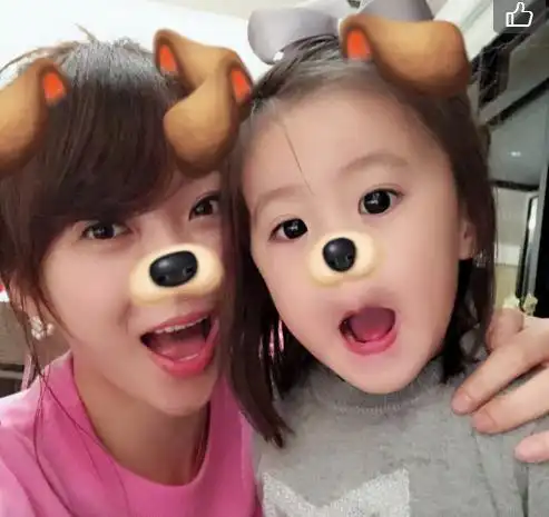 咘咘是贾静雯与第二任老公修杰楷的女儿,大名叫修允