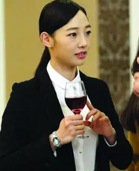 聊一下,女生穿西装应该梳什么样的发型?-剧情奥秘