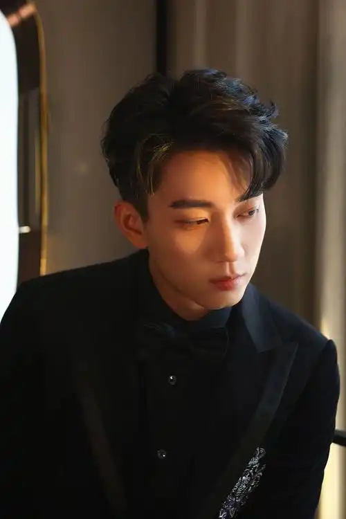 王子奇绅士亮相时尚风格大赏 获奖年度时尚潜力艺人