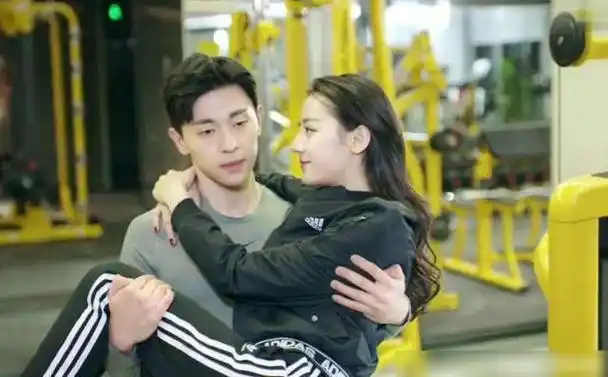 看邓伦抱起两人的画面,粉丝也懵了|杨紫|迪丽热巴_网易订阅