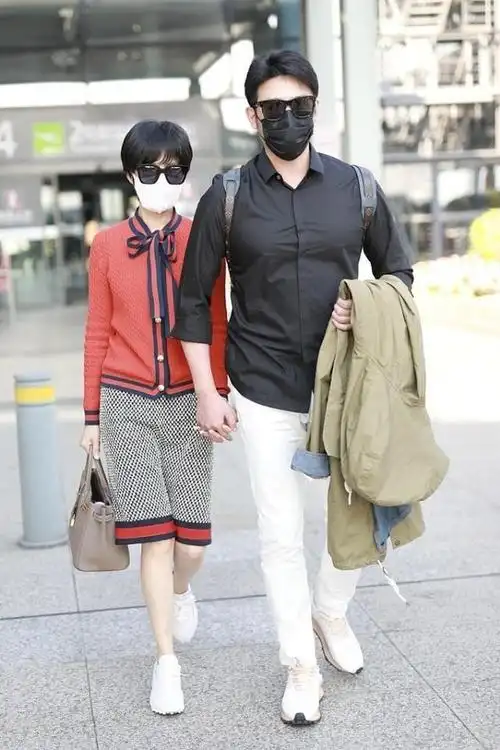 陆毅鲍蕾夫妇同框,一个穿着似贵妇,一个西装加身真有型男范儿