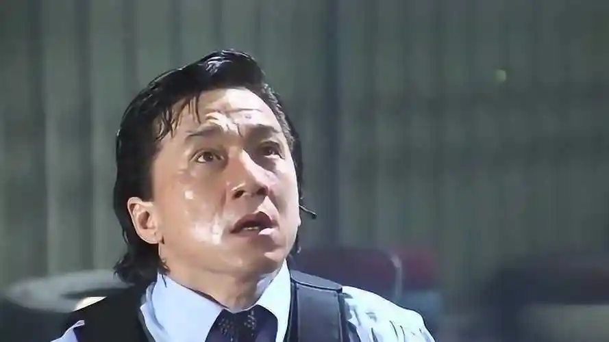 《新警察故事》成龙抬起头一看,上面吊着自己的妹夫和队友_电影_高清