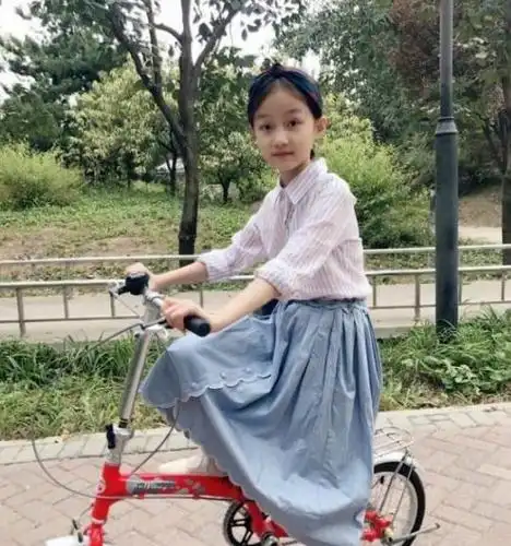 赵薇小女儿最新照片,10岁美成仙儿,网友:如同仙女下凡