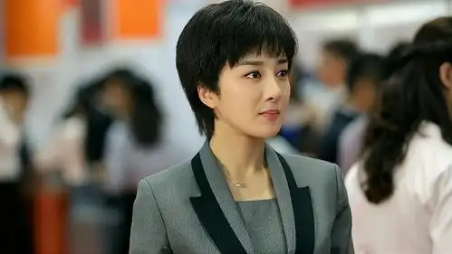 潘雨(李依晓)遭好色外商骚扰,东晓(王雷)怒踹色狼