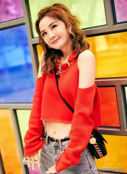 特别适合走轻熟风格的女生,而且蔡卓妍这款发型的长度也很不错,及肩的