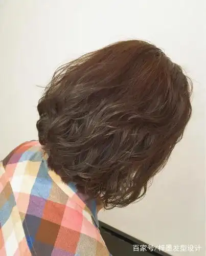 中发烫发发型,卷度适中,发量合理去除.