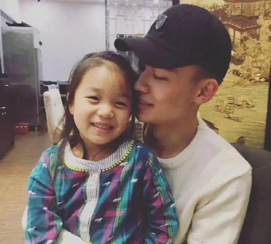 看刘奕君这么严肃的形象,有个这么活泼可爱的女儿,就像小棉袄一样.