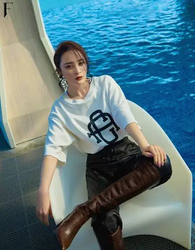 蒋勤勤海边大片释出 亦柔亦飒散发女性魅力