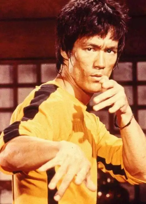 套装与齐刘海发型,这个造型已经被无数李小龙的粉丝以及电影形象致敬