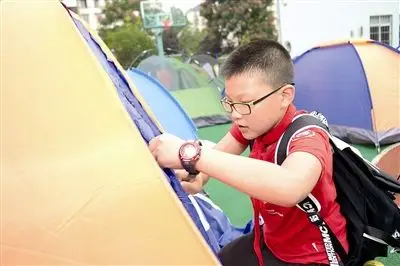 小学生搭帐篷 家长不放心连夜探营 校长说了句话——不妨给孩子一些"