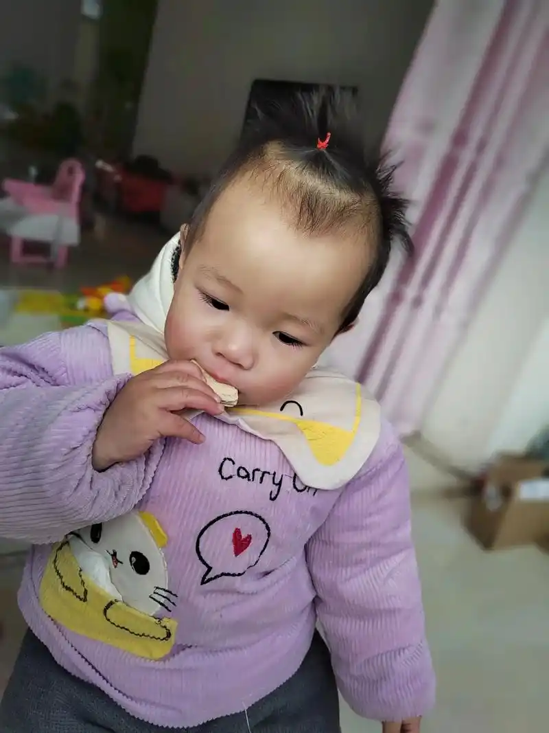 小姑娘头发也能扎小辫辫了