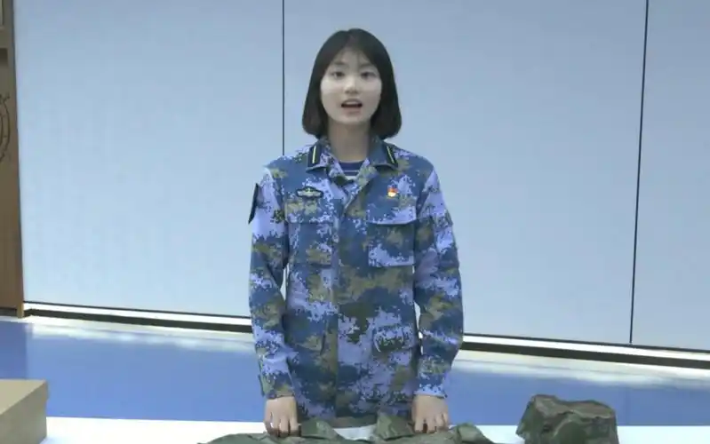 海军院校换装新式作训服