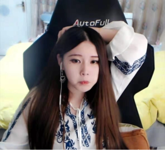 打游戏超级厉害的酥酥lol王者轻轻松松秒杀一众男生