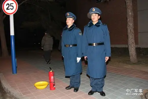 记者走军营:空军某警卫营官兵站岗执勤过除夕