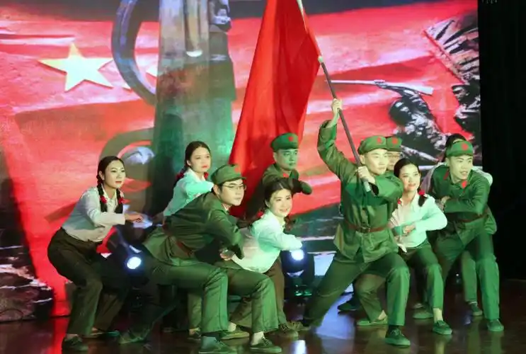 舞蹈《芳华》再现了青春的岁月.