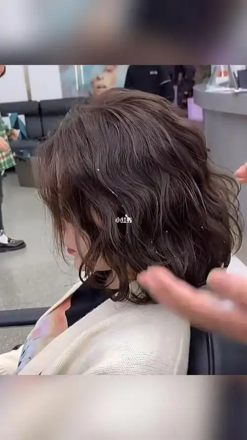 女生短发法式烫烫发发型慵懒复古港风