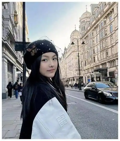 李湘女儿王诗龄晒自拍初恋脸又瘦又美长发飘飘被惊艳到了