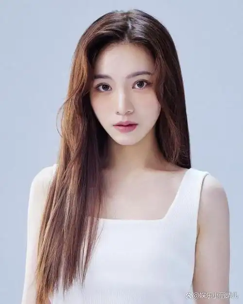 年以6人女团"per6ix"正式出道,遗传了妈妈熊家婕与爸爸李罗的优良基因