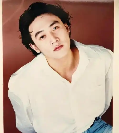 48岁的陈坤长相年轻,脸变像陆毅,比他年轻的时候还年轻