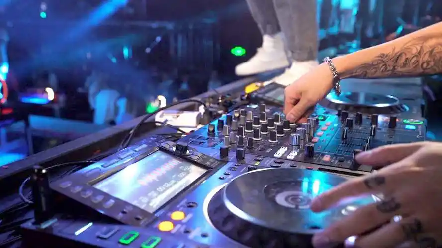 打碟dj,英文全称disc jockey,可以翻译成唱片骑师dj,英文全称disc