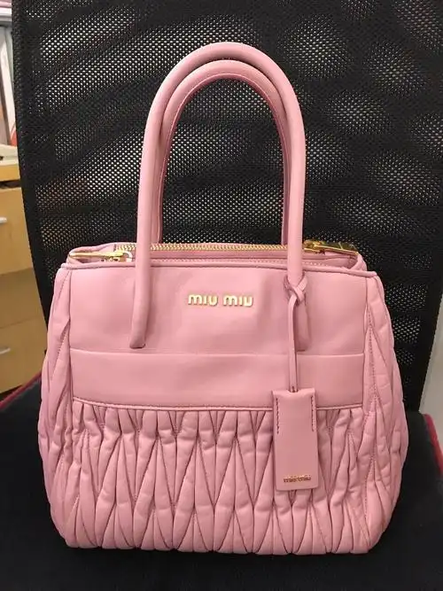miumiu粉色羊皮褶皱包美貌但不实用