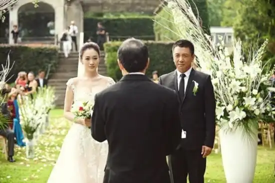 在长春领证,并在微博晒出两人的牵手照,这是李小冉继流产,与鄢颇分手