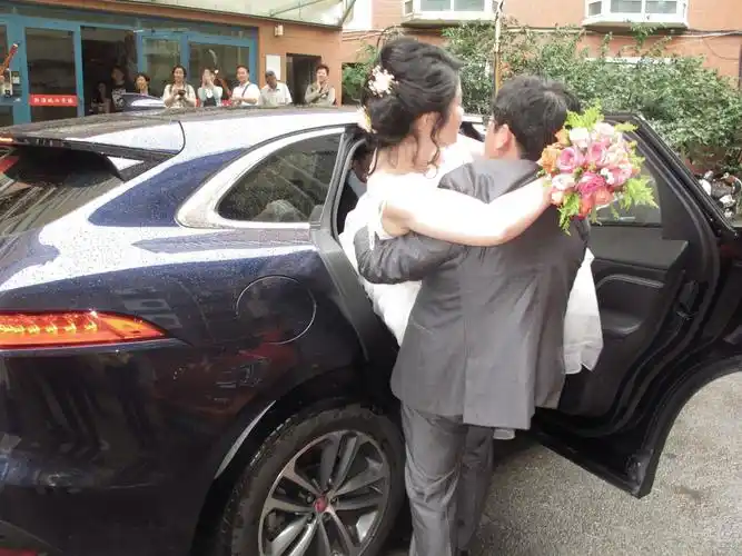 抱起心怡的新娘下车,此时的新郎力大无穷.