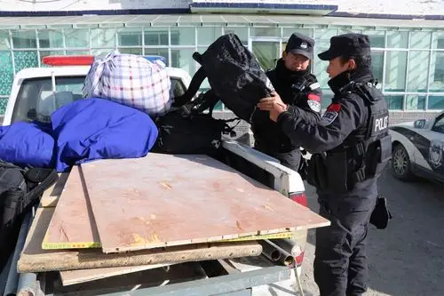 巡逻警察大队努力为"两会"创造安全稳定的社会环境