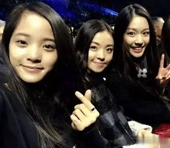 因此,欧阳娜娜通过王文也的介绍,也结识了自小就认识的好友綦美合.