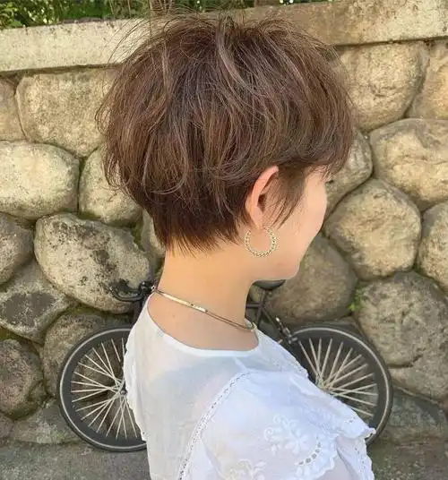 蓬松有型的纹理烫发型_短发