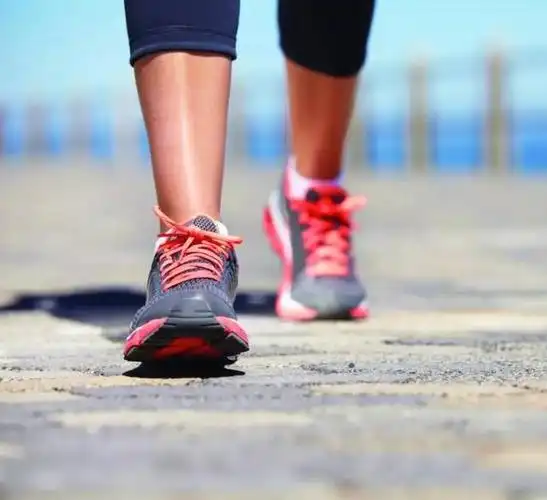 走路是味长寿药,但医生提醒年过60,走路牢记3不要,才更健康