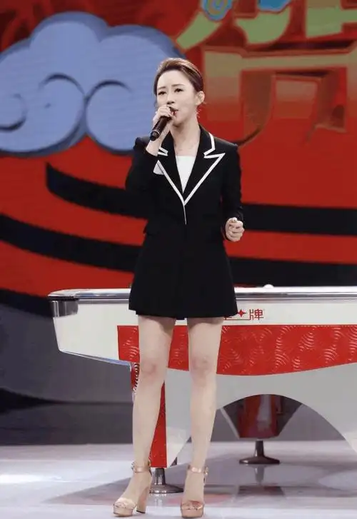 "九球天后"潘晓婷不仅球技精湛, 弯腰劈叉高抬腿更是"经典"