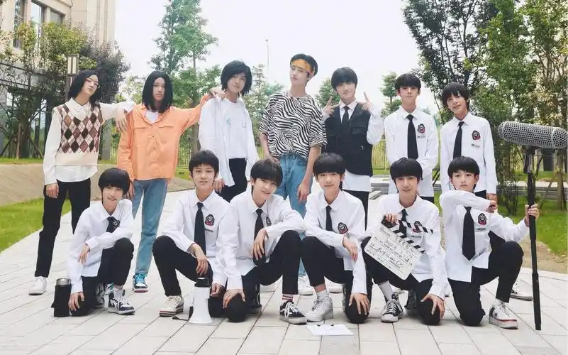 快来看tf家族三代小朋友射箭吧