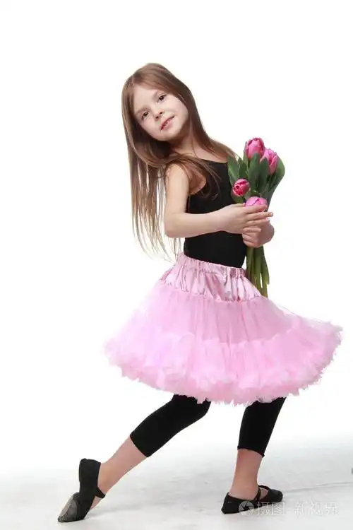 情感持有一束美丽的郁金香芭蕾舞裙的小女孩